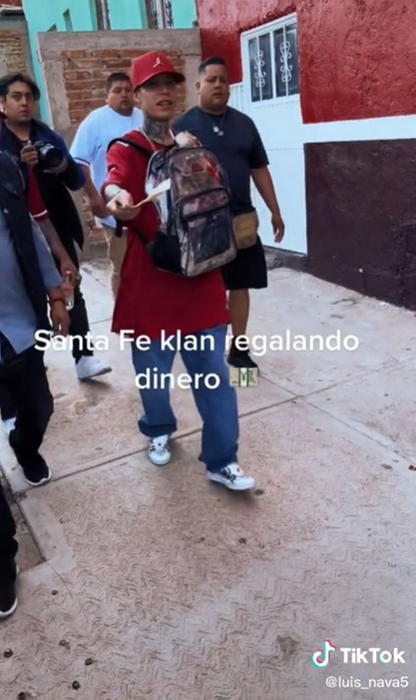 Santa Fe Klan regala dinero en su natal Guanajuato 1 306025586 656444902510319 3425736556818073048 n