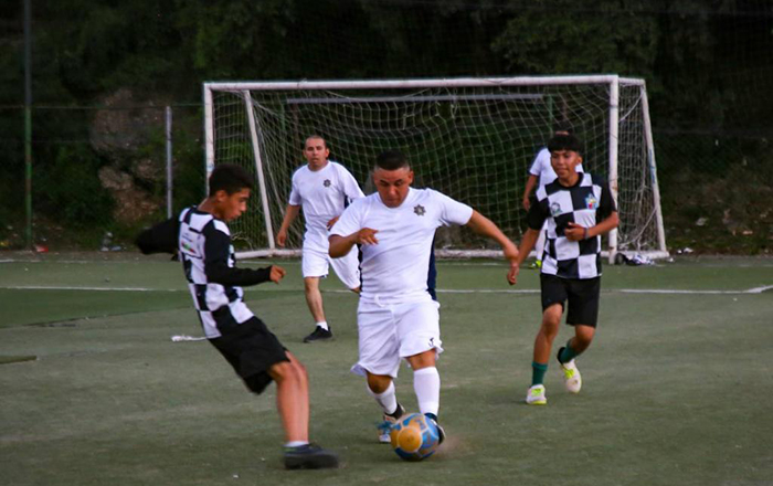 Conviven jóvenes y policías de Guadalupe, en partido de futbol 3 6 1