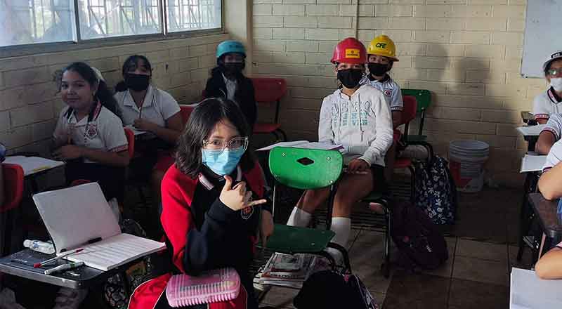 Van a escuela con mochila… ¡y casco! 2 ESCUELA 3