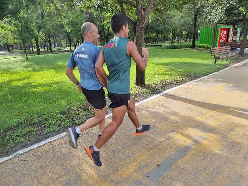 Ayuda a corredor invidente para participar en carrera 10K 1 JULIO
