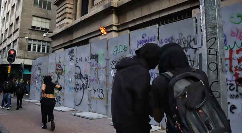 Encapuchados vandalizan negocios durante marcha por normalistas 1 MARCHA 6