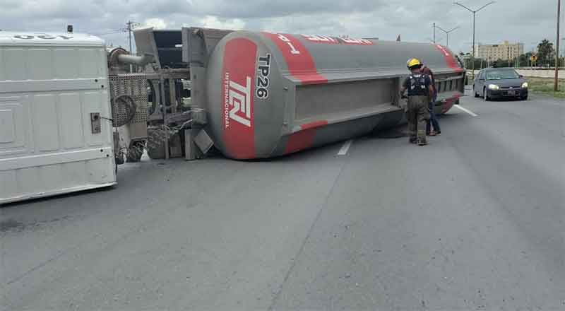 Vuelca pipa con más de 30 mil litros de combustible 1 PIPA 2