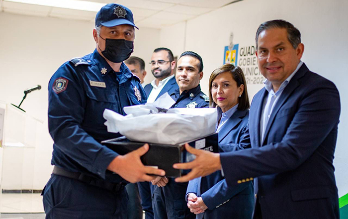 Entrega Cristina Díaz uniformes a elementos de Policía y Transito 2 UNIFORMES GPE 4