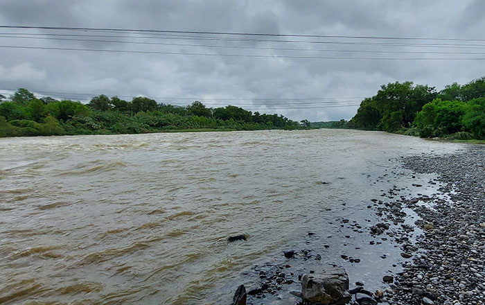 Se crece río Santa Catarina a la altura de Juárez 2 es