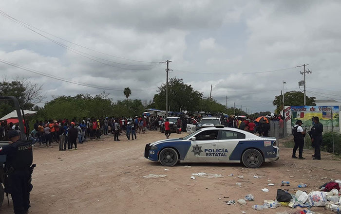 Protesta de migrantes moviliza una decena de patrullas 1 hai