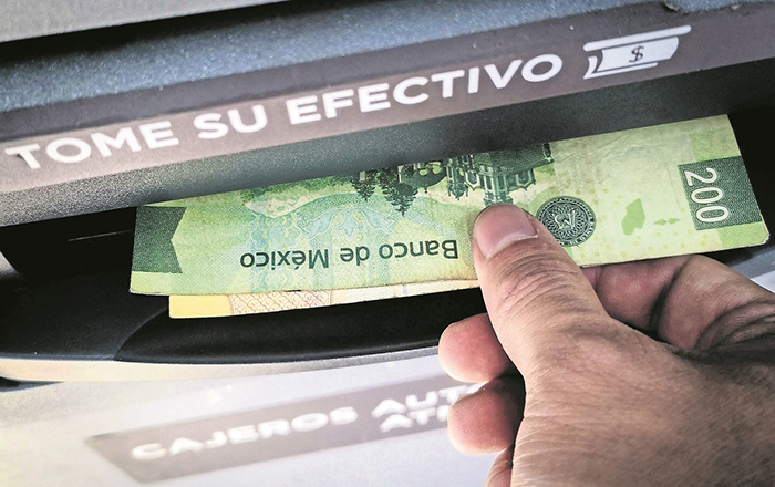 El gobierno federal ha confirmado un incremento del 15 por ciento general a salarios mínimos en el año 2021. Dicho ajuste corresponde de de 123.22 a 141.7 pesos diarios.