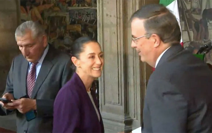 De beso y palmadita se saludan las 'corcholatas' en Informe de AMLO 1 mar