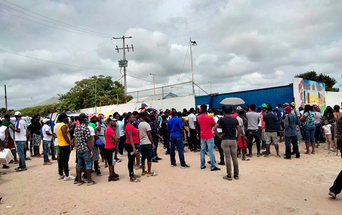 Protesta de migrantes moviliza una decena de patrullas 3 mid