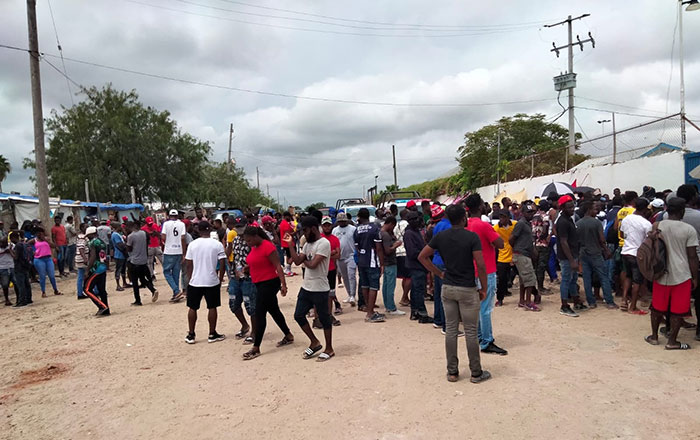 Protesta de migrantes moviliza una decena de patrullas 2 tianos