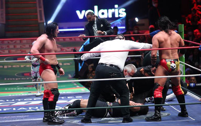 Dulce Gardenia convulsiona tras fuerte impacto, en pleno combate (VIDEO) 1 10