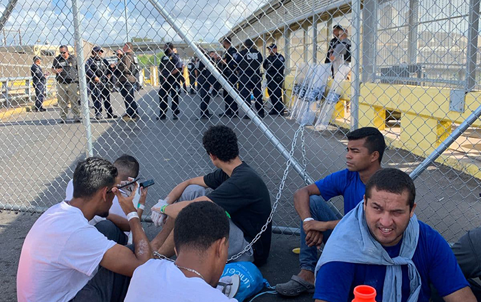 Venezolanos deportados se encadenan en protesta al cruce con EU 5 304894391 649110543499239 6168106319914714601 n