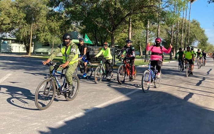 Pasean en bici familias y soldados 1 309910214 627617595692453 116460307472274431 n