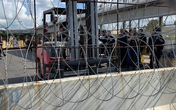 Venezolanos deportados se encadenan en protesta al cruce con EU 7 311032506 630915991837113 2673486431767161630 n