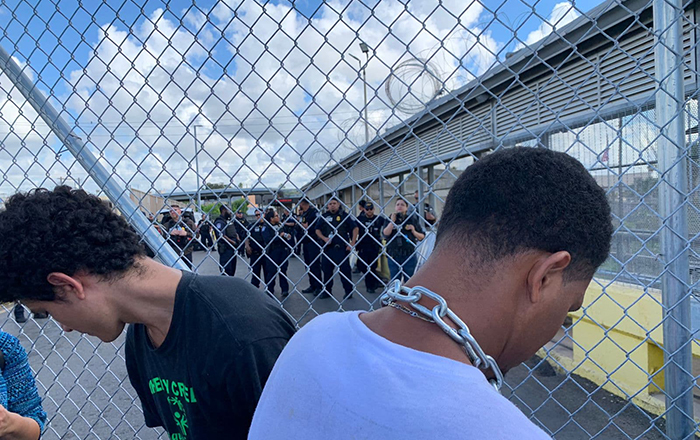 Venezolanos deportados se encadenan en protesta al cruce con EU 2 311044860 418170640506595 3214863967354508428 n
