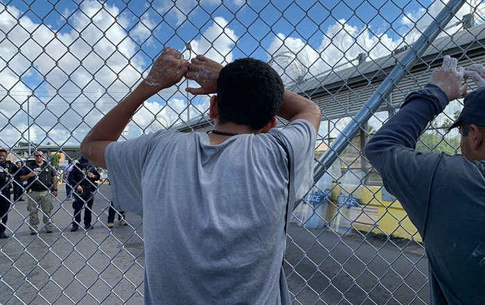 Venezolanos deportados se encadenan en protesta al cruce con EU 4 311095835 1102181623998406 4460093180620146047 n