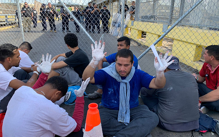 Venezolanos deportados se encadenan en protesta al cruce con EU 3 311172592 440476588193472 4627554929582744571 n