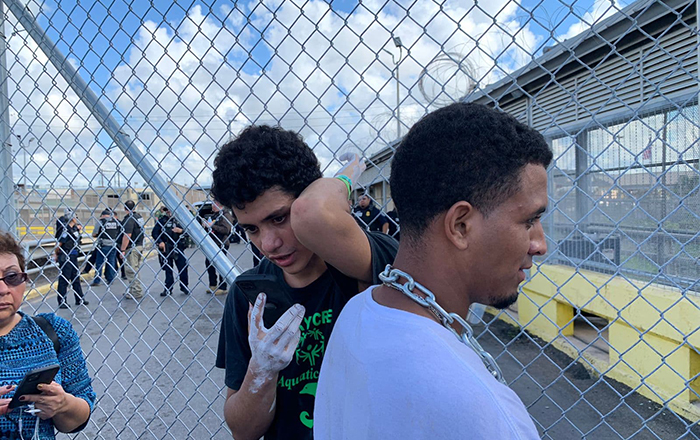 Venezolanos deportados se encadenan en protesta al cruce con EU 6 311291200 512894460307190 4410224704989018907 n