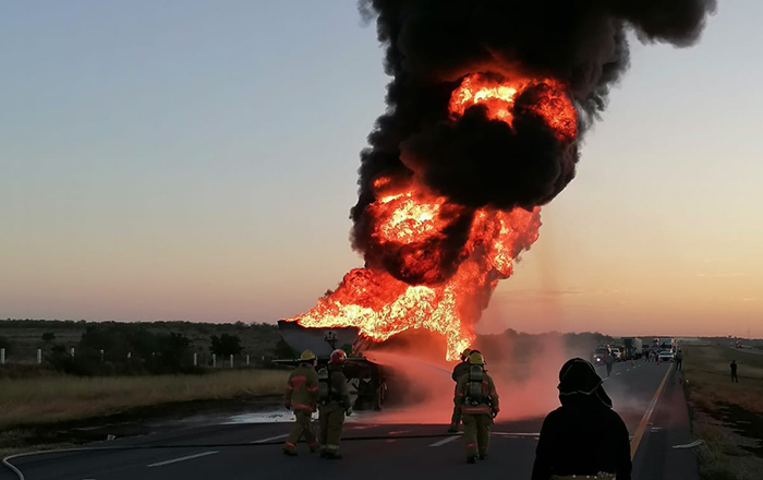 Incendio de pipa mantiene cerrado tramo de autopista Reynosa-Monterrey 1 311484816 480021390831908 9074741182975023964 n