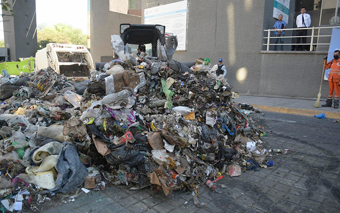 Trabajadores de Simeprode protestan tirando basura frente a Congreso de NL 5 312014229 1213370849394120 84971506345470185 n