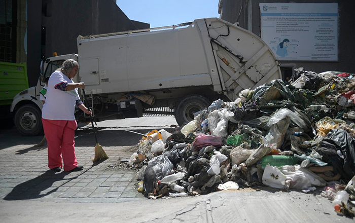 Trabajadores de Simeprode protestan tirando basura frente a Congreso de NL 2 312838987 658930289271386 721469228089399910 n