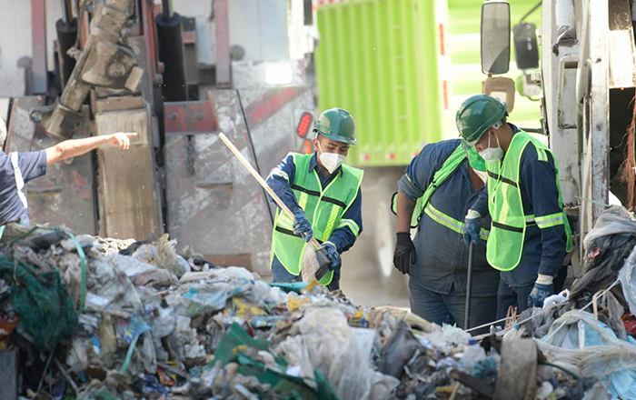 Trabajadores de Simeprode protestan tirando basura frente a Congreso de NL 6 312929543 5635399729852031 1477708065043837848 n