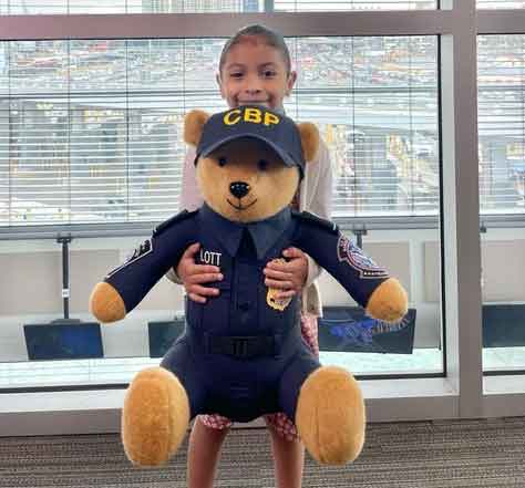 Niña se reencuentra con oficial de migración que la trajo al mundo 6 ALEXA 5