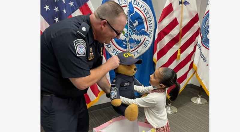 Niña se reencuentra con oficial de migración que la trajo al mundo 1 ALEXA