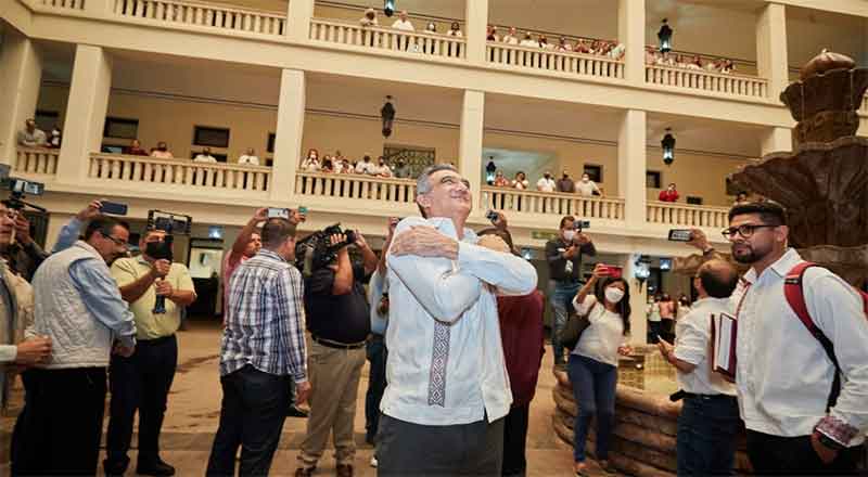 Reciben al gobernador Américo Villarreal en Palacio de Gobierno con aplausos 1 AMERICO VILLARREAL 2 1
