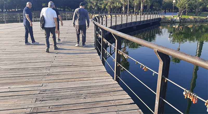Enamorados sellan su amor en el Parque Fundidora 1 CANDADOS 2