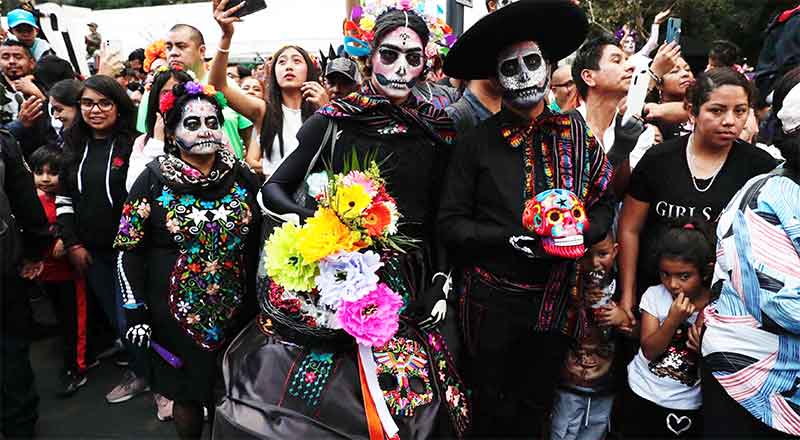 Mega procesión de Catrinas recorre CDMX; asiste Ebrard 2 DESFILE 7