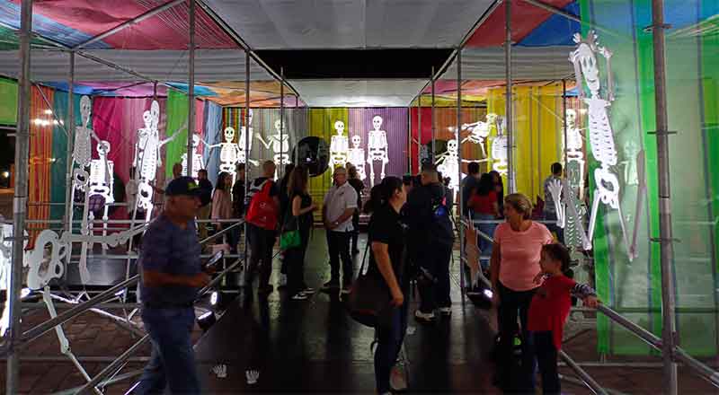 Inauguran ofrenda de Muertos gigante en la Macroplaza 2 OFRENDA 3