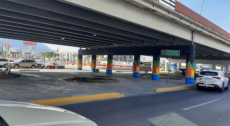 Le 'dan vida' a bajos del puente Leones en Monterrey 1 PUENTE LEONES 2