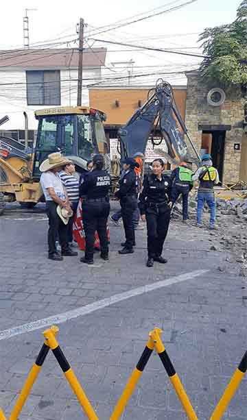 'Atropella' municipio a vecinos en casco de San Pedro 2 SAN PEDRO 3
