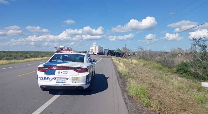 Vuelca tráiler con arena en carretera a San Fernando-Victoria 1 VOLCADURA 2