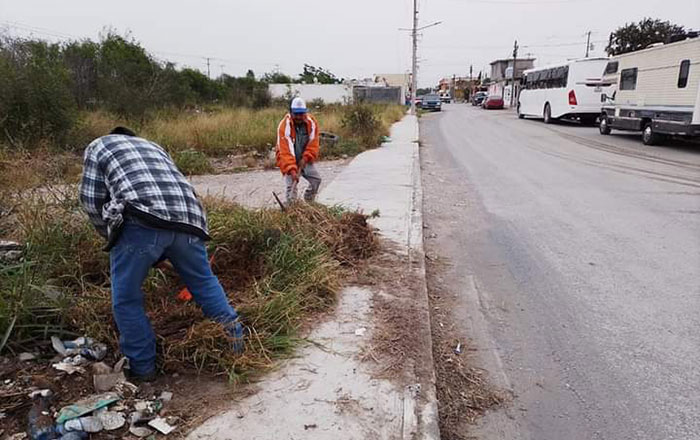 Limpian aceras en colonias de Río Bravo 1 122