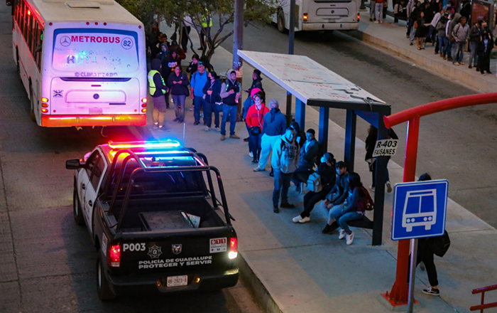 Apoyan Policías de Guadalupe a usuarios de transporte 2 2 3