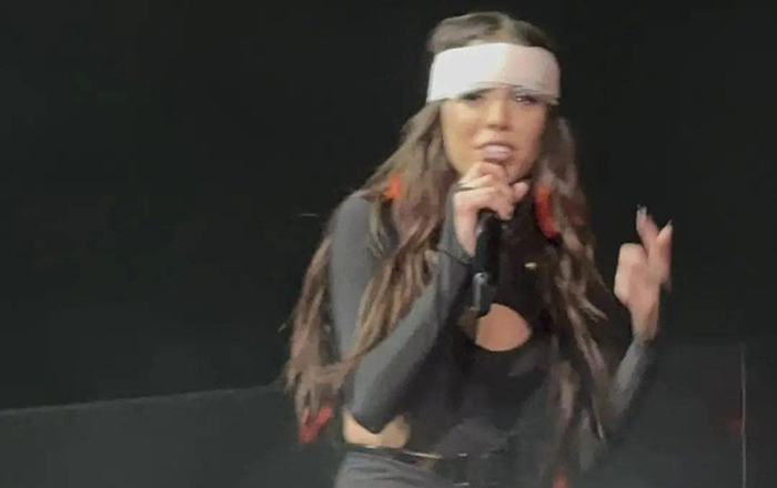 Danna Paola sufre accidente en el escenario 1 313434640 683951716445845 5109201584332461856 n