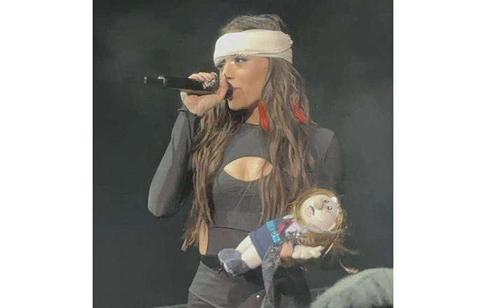 Danna Paola sufre accidente en el escenario 2 314104290 683951696445847 3806147850084331977 n