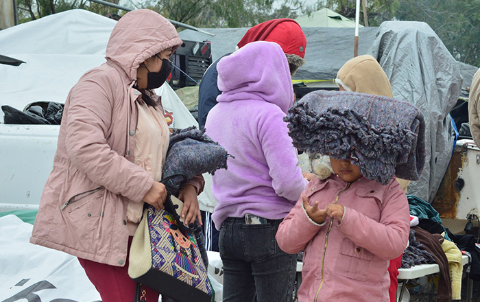 Mitigan el frío con fogatas y esperanzas 2 314419926 871913380510169 1491022447265167505 n