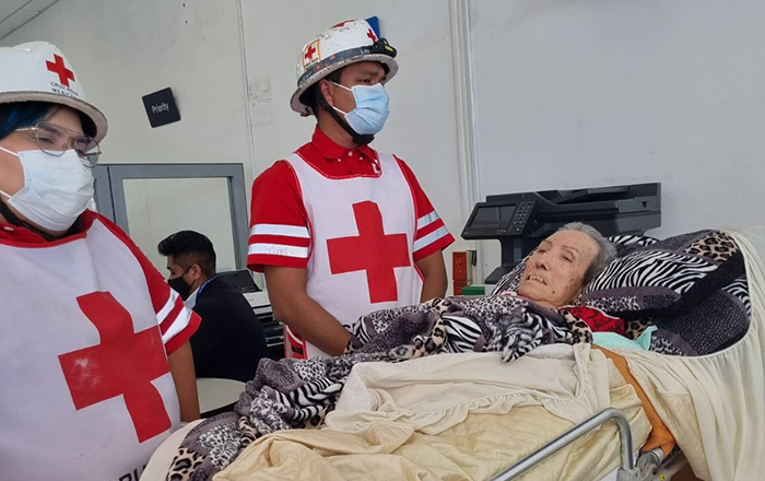 Abuelita en camilla, renueva su tarjeta por negligencia de Banamex 1 314923343 406514094892604 6911988393161115667 n