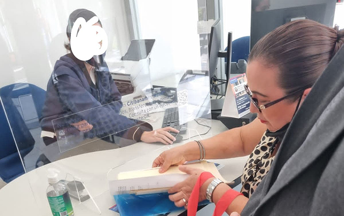 Abuelita en camilla, renueva su tarjeta por negligencia de Banamex 2 314923343 850061466352342 6009818054690981532 n