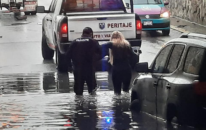 Camioneta termina atrapada en desnivel de Reynosa 1 315528542 449143270736262 8060374269818485575 n