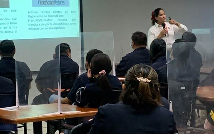 Imparten educación vial a obreros neolaredenses 1 316615174 875977273764045 7601010543963966909 n