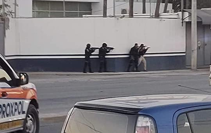 Desarma a Policía y se atrinchera en patrulla; es sometido 1 317106226 1159793624926407 1714684420146171862 n