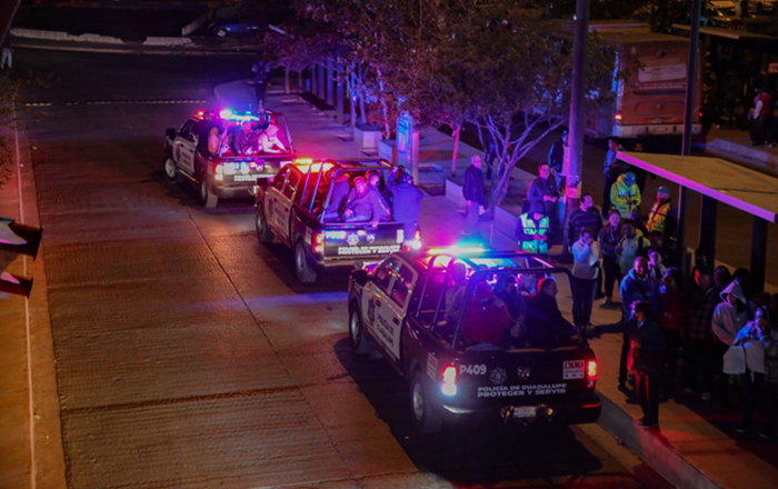 Apoyan Policías de Guadalupe a usuarios de transporte 1 4 3