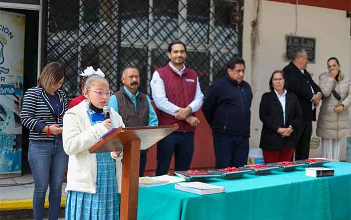 'Cumplan sus sueños', aconseja Carlos Peña a niños 1 ALUMNA