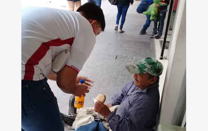 Jóvenes llevan alimentos a militares y migrantes en Reynosa 2 AYUDA
