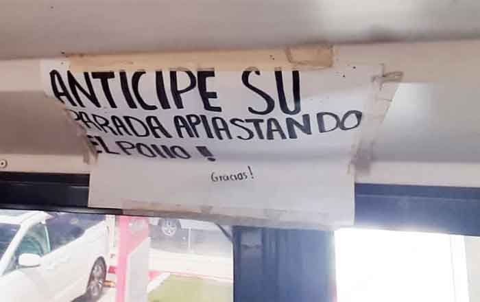 '¡Esquina bajan!'; tocan en camión un pollo desplumado 1 CAMION