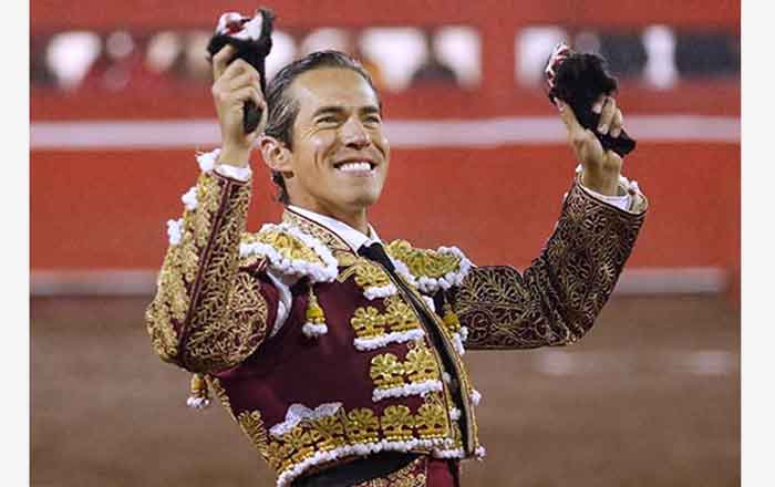Comparten salida a hombros en noche fría y lluviosa 2 DIEGO SILVETI