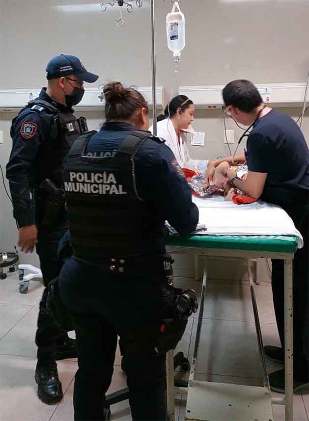 Salvan policías a dos niños de incendio en Guadalupe 1 GUADALUPE 2